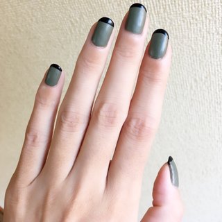 different texture french nail NAIL HOLIC GR703をベースカラーに塗り、
トップコートを塗ってからマットコート塗る。
TMマニキュア ブラックでフレンチラインを描いて
完成。
#質感ミックス #マット #mattenails #ハンド #グレー #ブラック #シンプル #フレンチ #nail #ミディアム #グレージュ #秋 #冬 #バイカラー #セルフネイル #スモーキー #マニキュア #セルフ #nailholic #簡単 #オトナネイル #秋 #冬 #ハンド #シンプル #フレンチ #マット #ミディアム #グレー #ブラック #スモーキー #マニキュア #セルフネイル #10305 #ネイルブック