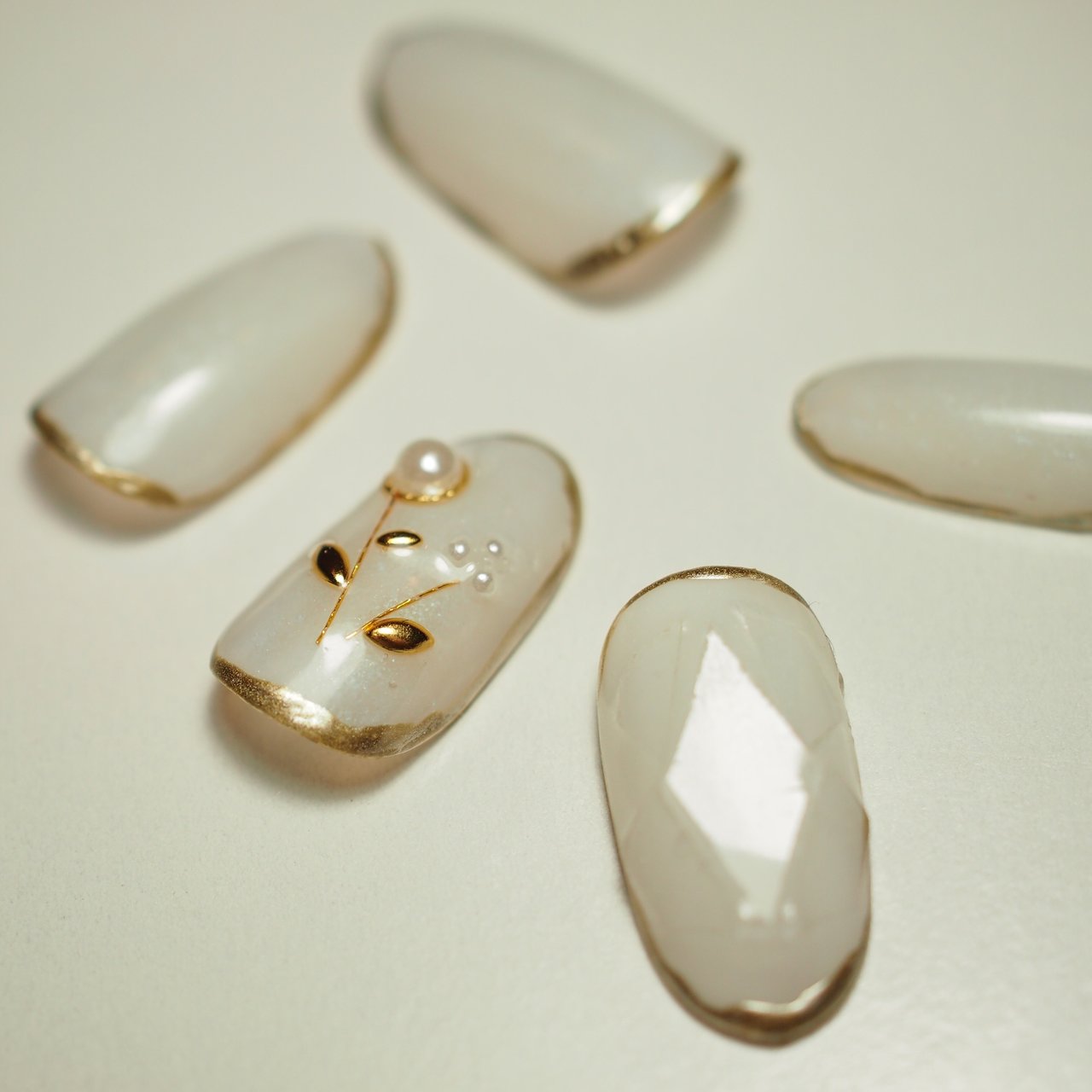 ハンド ホワイト ゴールド ジェル ネイルチップ Muguet Nailsのネイルデザイン No ネイルブック