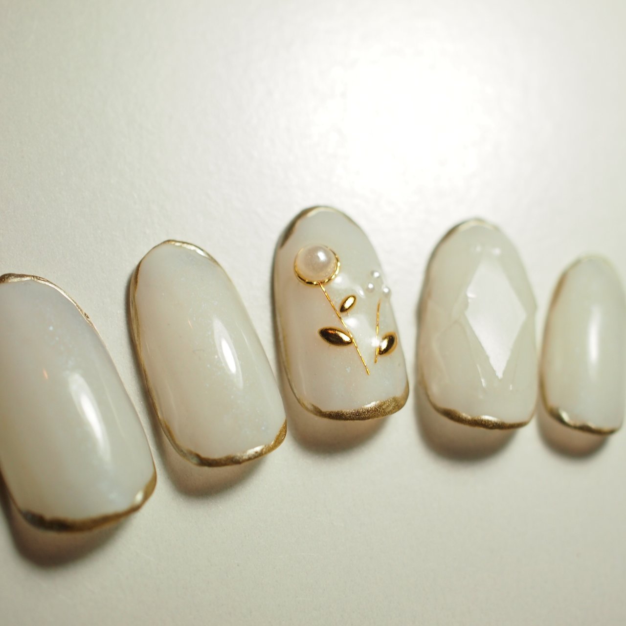 ハンド ホワイト ゴールド ジェル ネイルチップ Muguet Nailsのネイルデザイン No ネイルブック