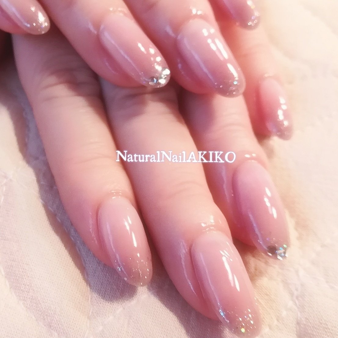 秋 冬 グラデーション ラメ ベージュ Nail Akikoのネイルデザイン No