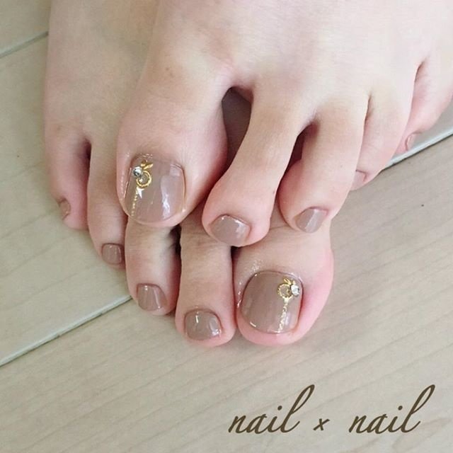 フット シンプル ワンカラー ビジュー ベージュ Nail Nailのネイルデザイン No ネイルブック