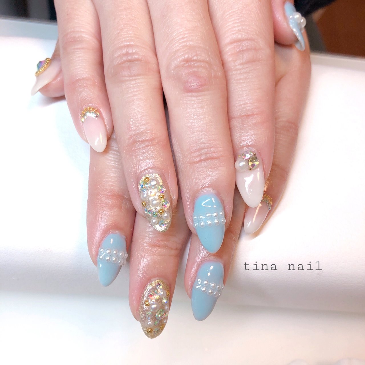 オールシーズン ハンド ホワイト 水色 ゴールド Tina Nailのネイルデザイン No ネイルブック