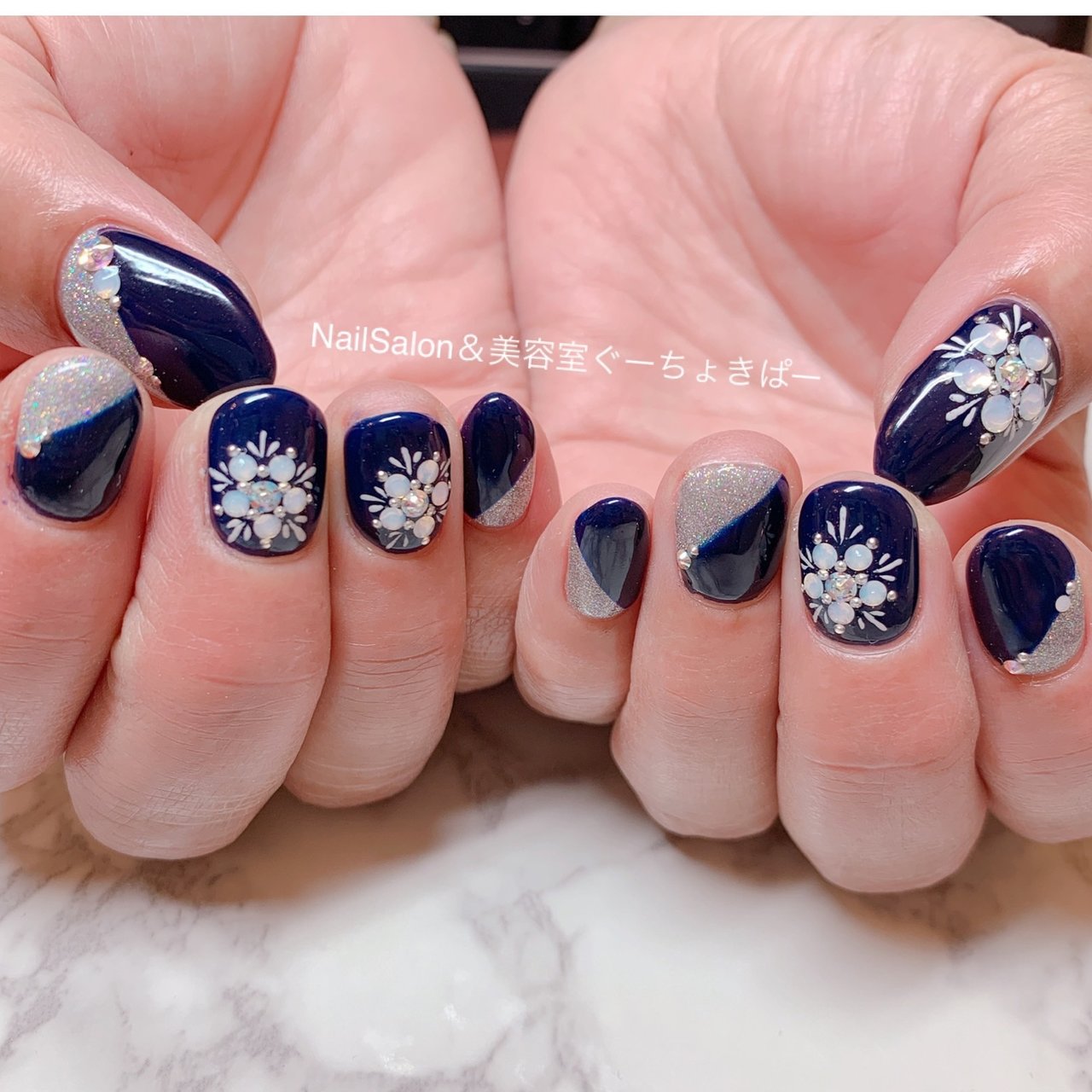 冬 ハンド 変形フレンチ ラメ 雪の結晶 Nailsalon 美容室ぐーちょきぱーのネイルデザイン No ネイルブック