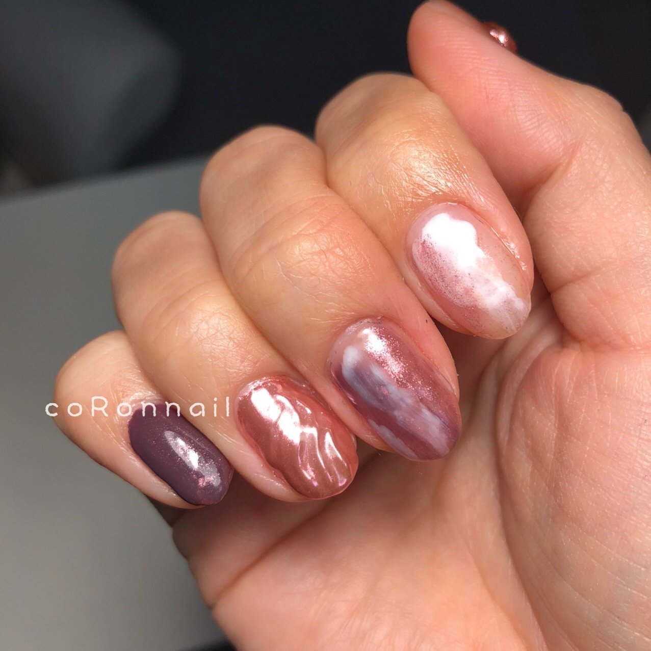 オールシーズン ハンド シンプル ニュアンス ミラー Coron Nailのネイルデザイン No ネイルブック