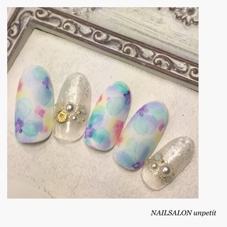 #Nailbook #春 #夏 #梅雨 #オフィス #パーティー #デート #ハンド #グラデーション #ラメ #フラワー #シェル #パール #ショート #ミディアム #ロング #スーパーロング #ホワイト #ピンク #イエロー #グリーン #パープル #ゴールド #シルバー #パステル #カラフル #ジェルネイル #ネイルチップ #unpetit #ネイルブック