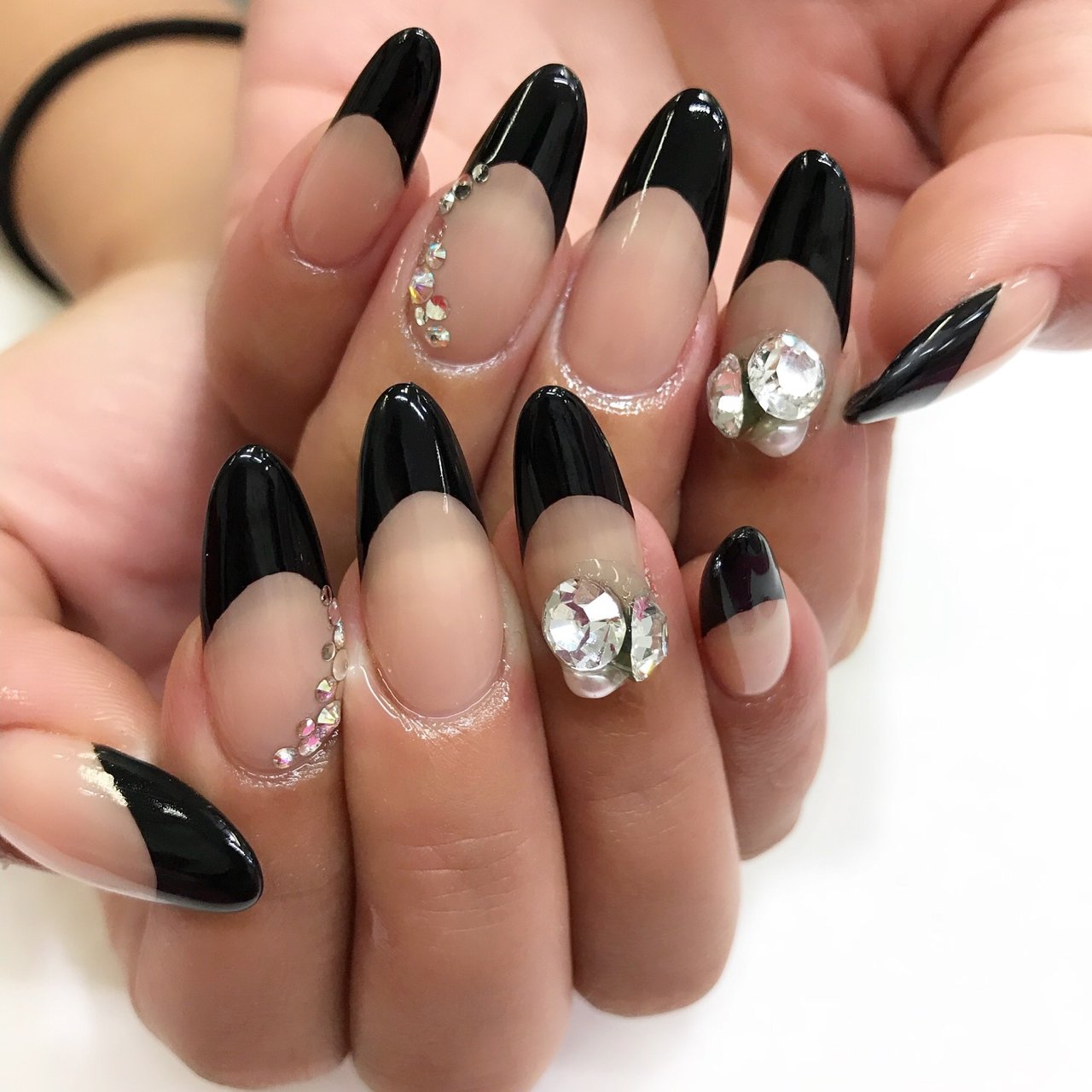 シンプル フレンチ ビジュー スカルプチュア Nail Mahaloのネイルデザイン No ネイルブック