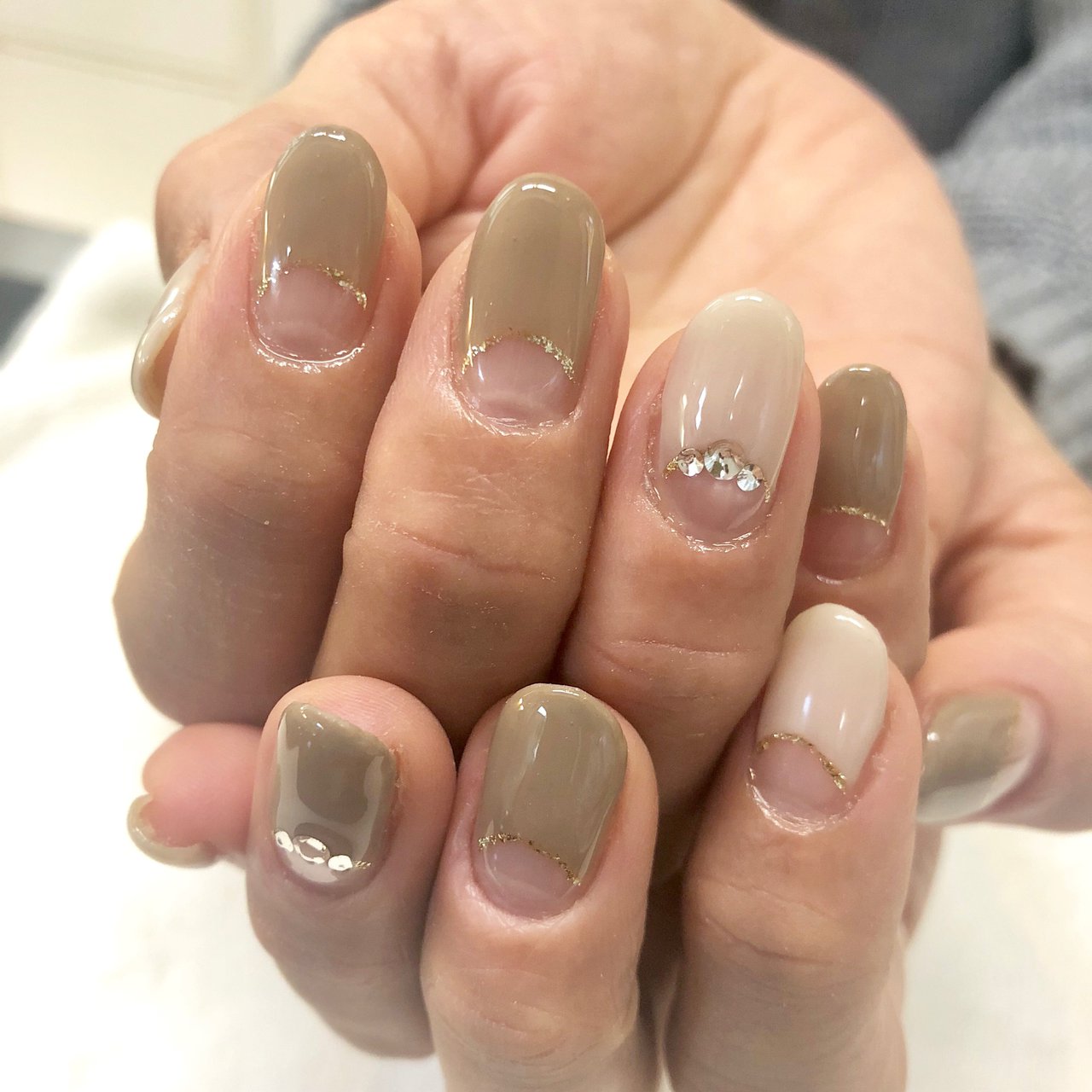 秋 冬 ハンド フレンチ ビジュー H Chocolatのネイルデザイン No ネイルブック