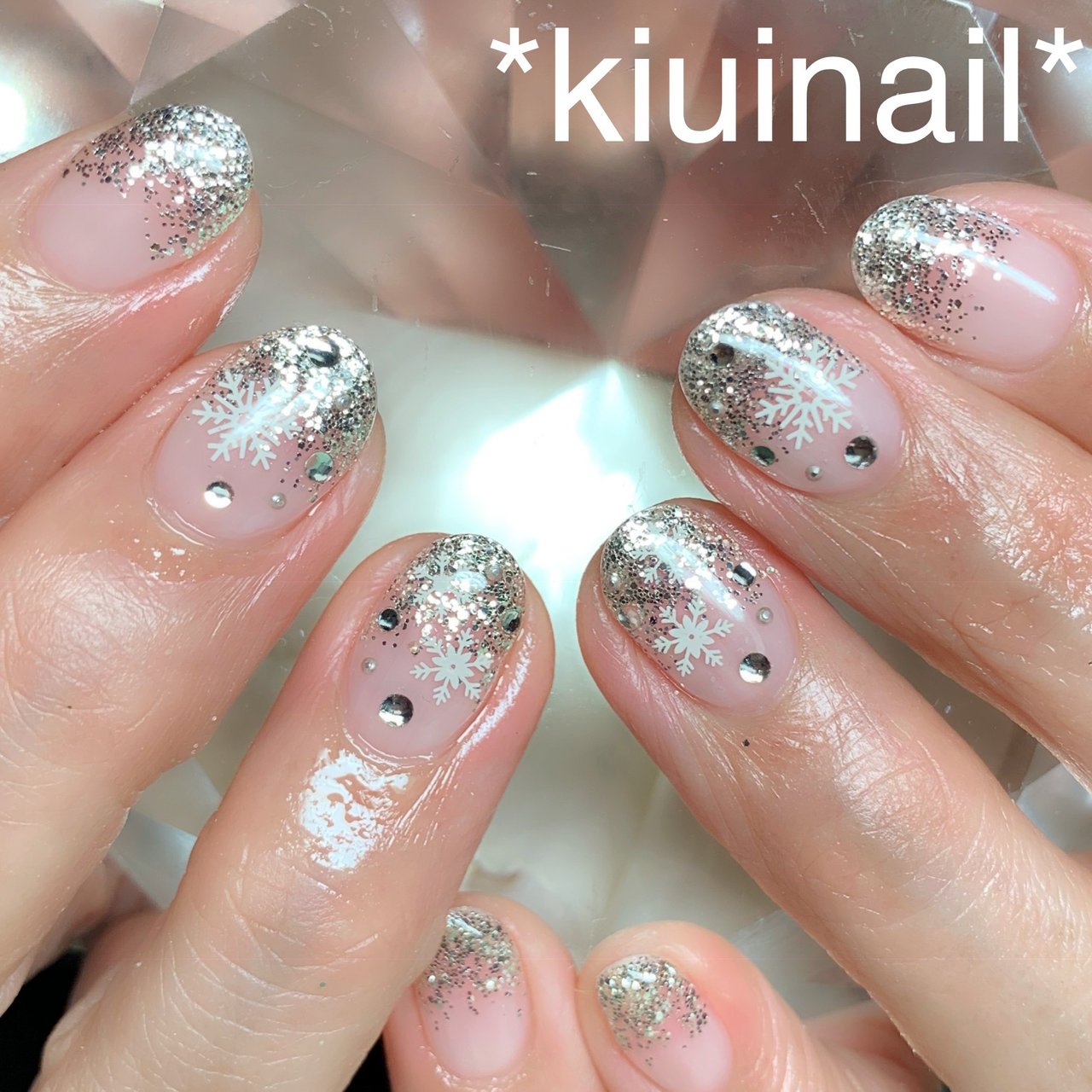 冬/ハンド/グラデーション/ラメ/雪の結晶 - kiuinailのネイルデザイン 
