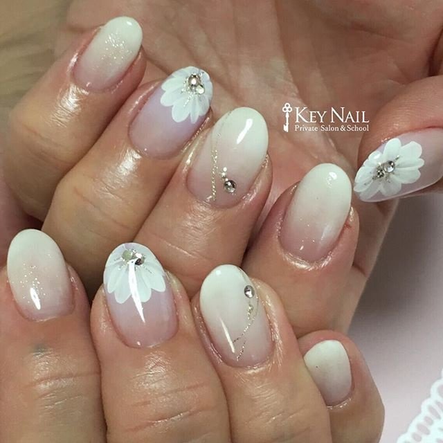 シンプル グラデーション ラメ フラワー ホワイト Keyのネイルデザイン No ネイルブック