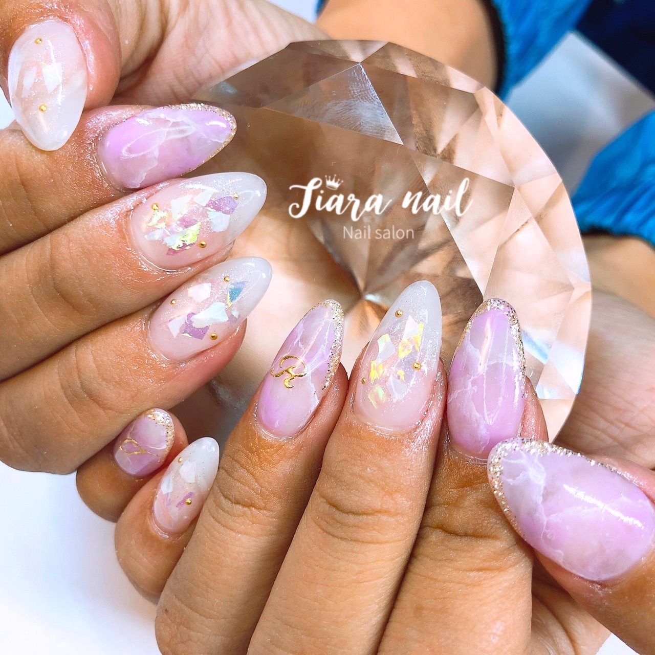 オールシーズン オフィス パーティー ハンド イニシャル 𝐭𝐢𝐚𝐫𝐚𝐧𝐚𝐢𝐥 ティアラネイルのネイル デザイン No 3 ネイルブック