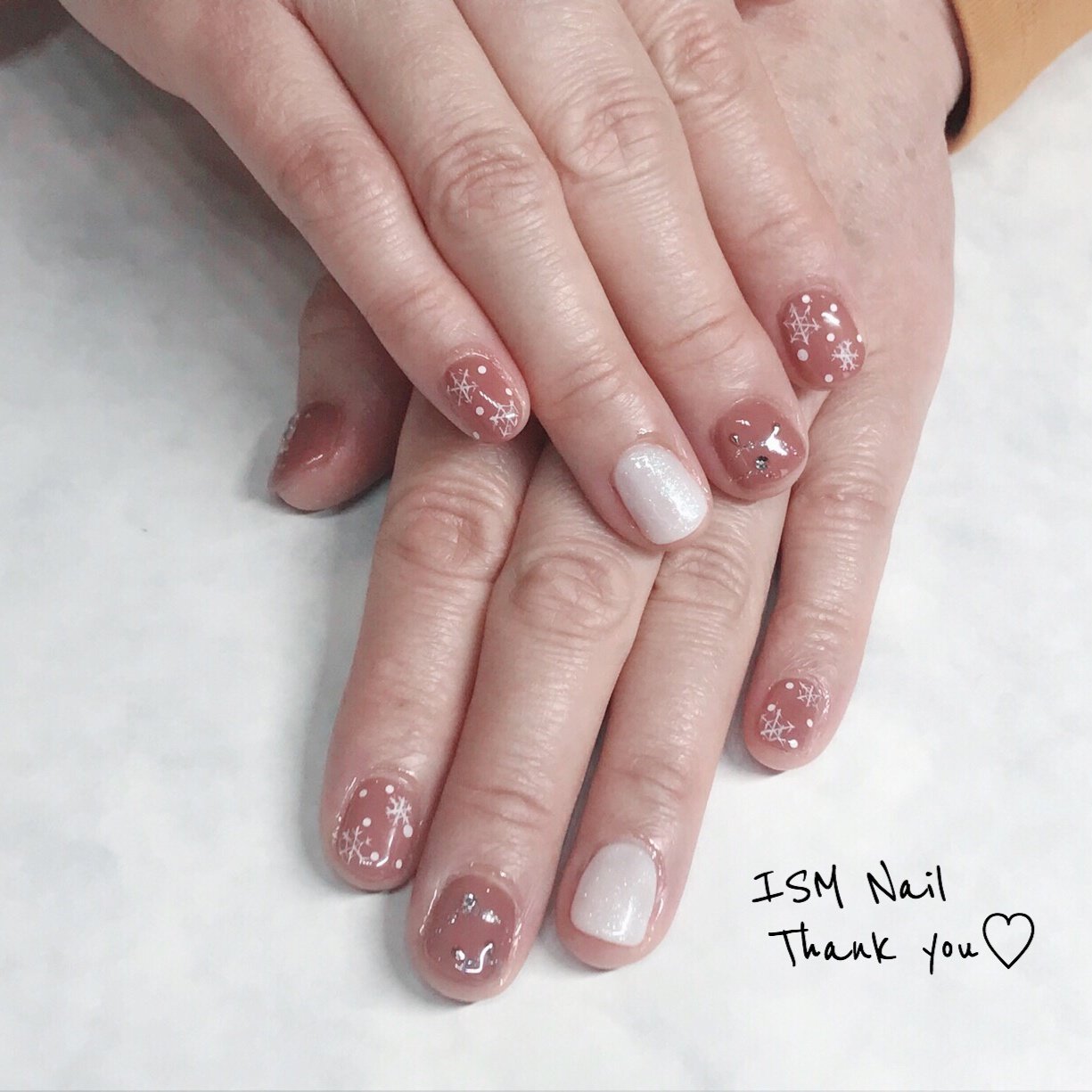 冬 ハンド 雪の結晶 ショート ベージュ Ism Nailのネイルデザイン No ネイルブック