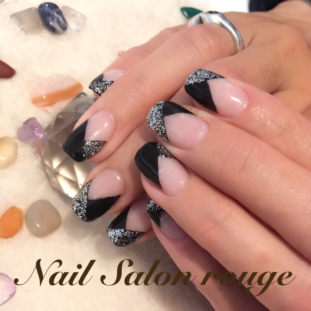 冬 ハンド 変形フレンチ ラメ ブラック Nail Salon Rougeのネイルデザイン No ネイルブック