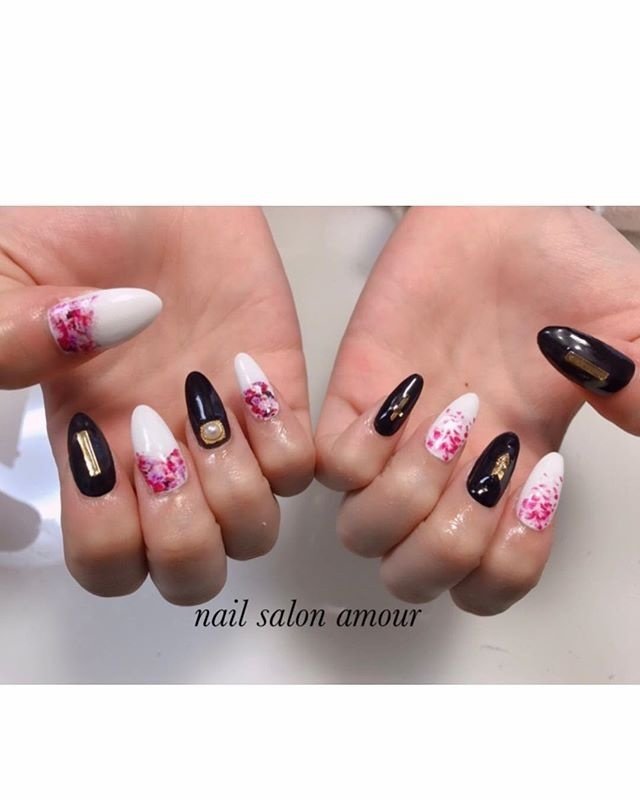 オールシーズン ハンド ワンカラー ビジュー フラワー Nailsalon Amourのネイルデザイン No ネイルブック