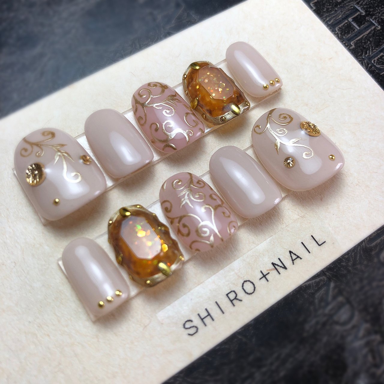 ベージュ グレージュ ゴールド Shiro Nailのネイルデザイン No ネイルブック