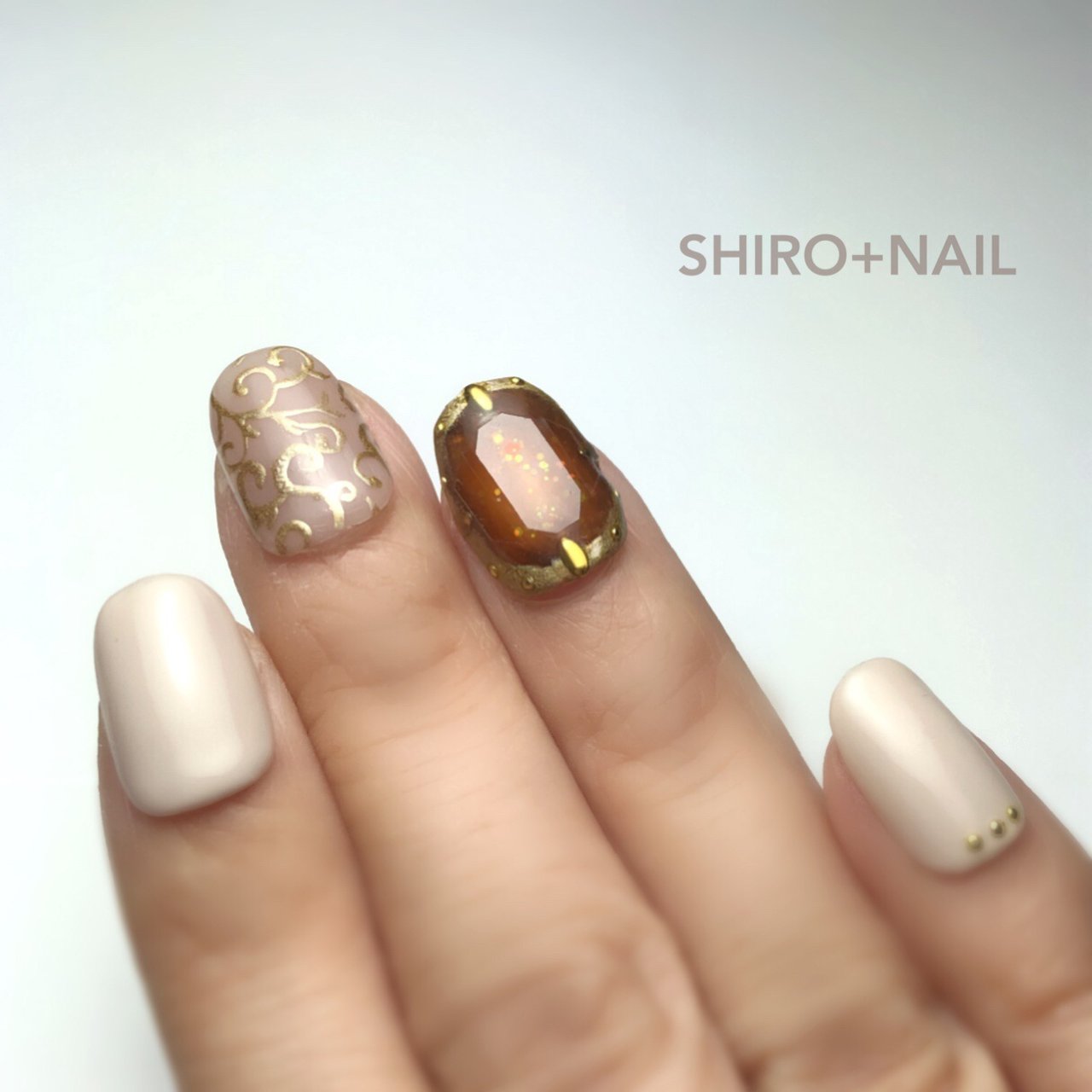 ベージュ/グレージュ/ゴールド - SHIRO+NAILのネイルデザイン[No 