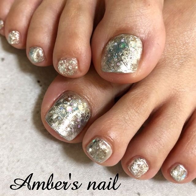 冬 フット ニュアンス 雪の結晶 シルバー Amber S Nail アンバーズネイルのネイルデザイン No ネイルブック