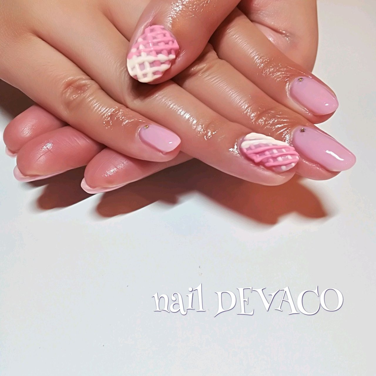 バレンタイン ハンド ビジュー ワンカラー ショート 999naildevacoのネイルデザイン No ネイルブック
