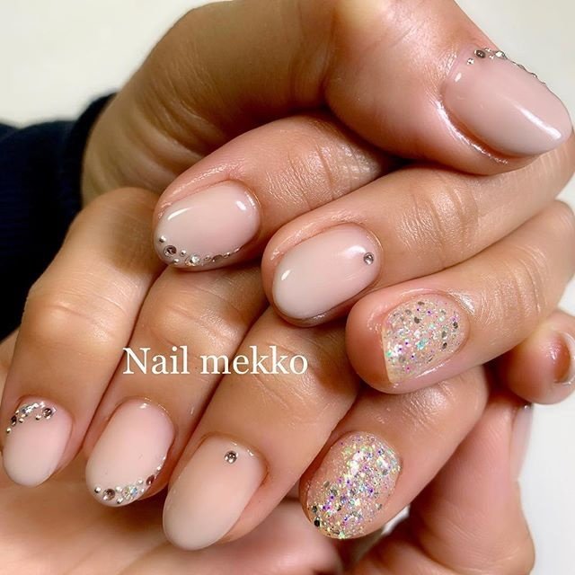 グラデーション ラメ ビジュー ベージュ グレージュ Nail Mekkoのネイルデザイン No 378 ネイルブック