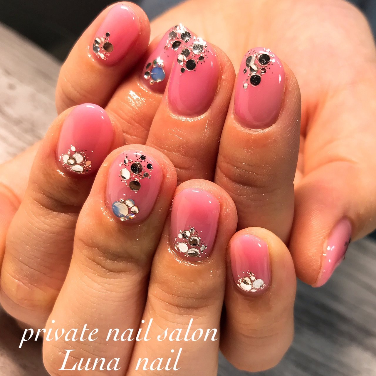 オールシーズン ハンド シンプル ホログラム ラメ Luna Nail Aiko のネイルデザイン No ネイルブック