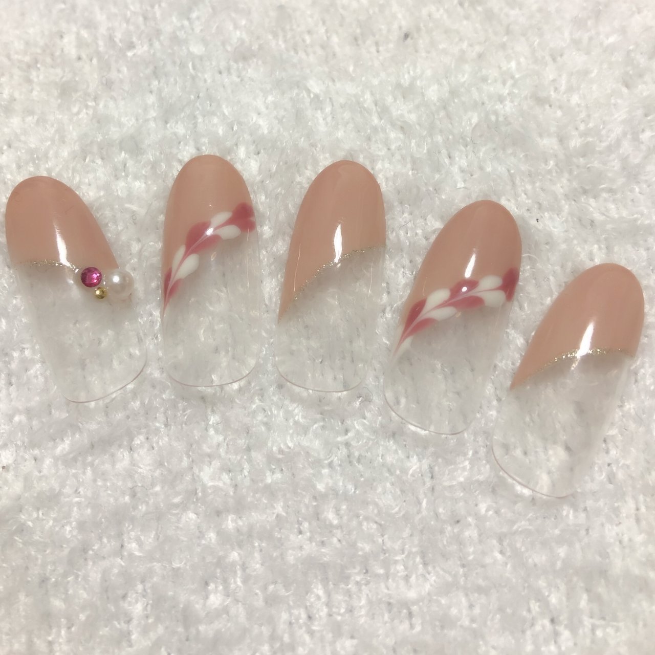 オールシーズン バレンタイン ハンド 変形フレンチ ホワイト Half Moon Nailのネイルデザイン No ネイルブック