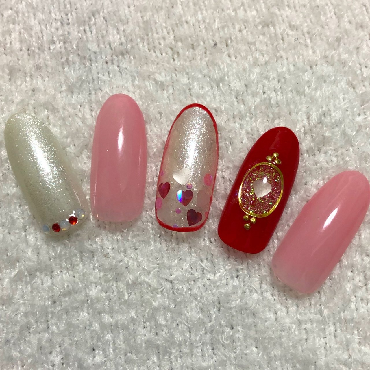 バレンタイン ハンド ホログラム ブローチ ホワイト Half Moon Nailのネイルデザイン No 301 ネイルブック