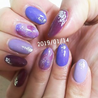 写真でブルーに見えるのは青紫のネイルデザイン ネイルブック