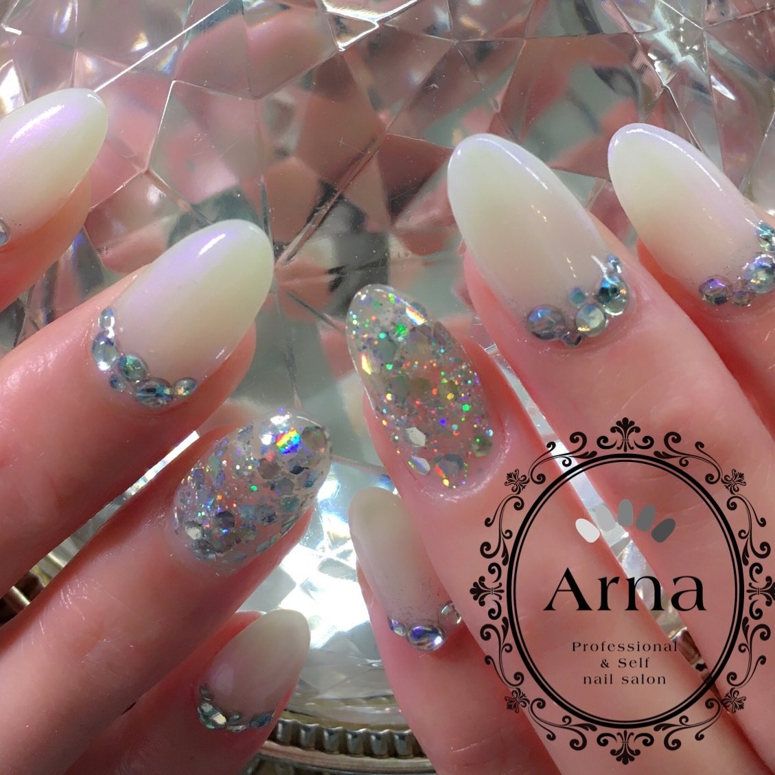 オールシーズン ハンド ホログラム ビジュー パール Nailsalon Arnaのネイルデザイン No ネイルブック