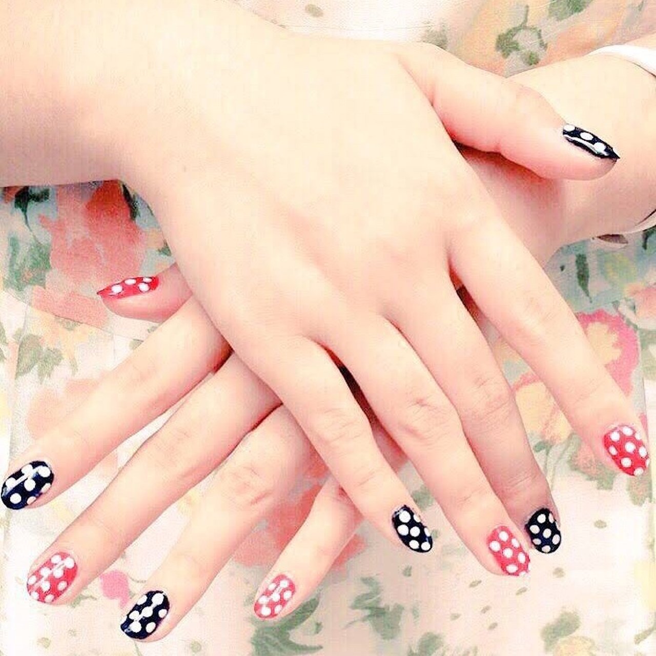 ハンド ドット ホワイト レッド ブラック Omochi No Nailのネイルデザイン No ネイルブック