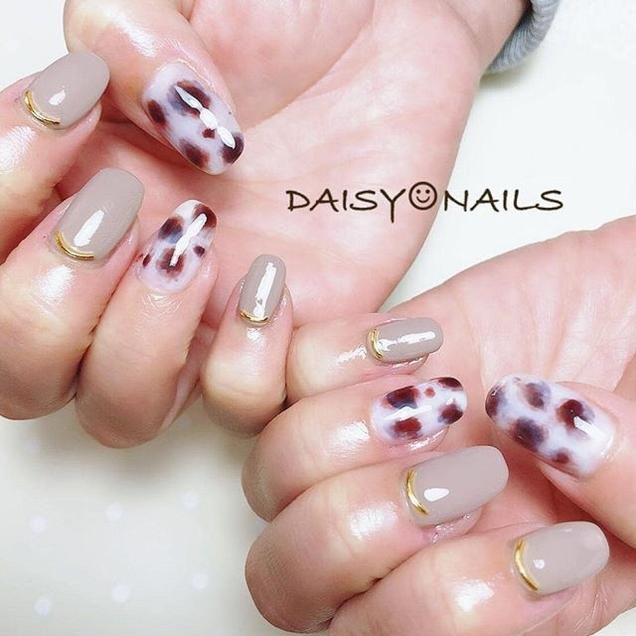 オールシーズン ハンド アニマル柄 べっ甲 ミディアム Blue Daisyのネイルデザイン No ネイルブック