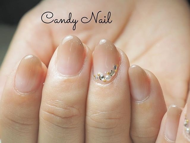 オールシーズン ハンド グラデーション ビジュー ミディアム Candy Nailのネイルデザイン No ネイルブック