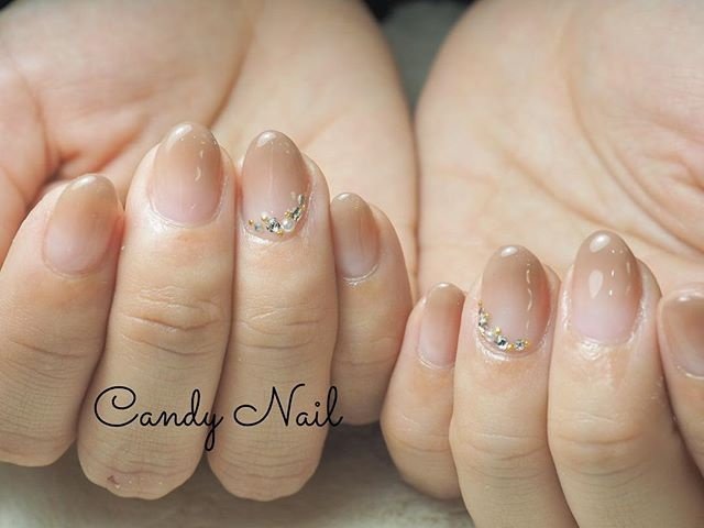 オールシーズン ハンド グラデーション ビジュー ミディアム Candy Nailのネイルデザイン No ネイルブック