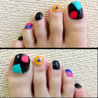 masking nail 親指は 柄になるカラーを斜めに半分ずつ先にぬる。
使用ポリッシュ→NAILHOLIC OR200(オレンジ),BYS Aqua Blue(水色)
乾いたら水色側にはマスキングテープを貼り、
オレンジ側にはカラーシールのSサイズ(100均の
事務用品)を貼る。
＊貼る時に それぞれのシールの端を爪から少しでも出しておくと外す時外しやすいです。
マスキングした上からTMマニキュアG ブラックをぬり、乾く前にマスキングを剥がす。完成。
人差し指は TMアイシングカラーネイル パンプキンを塗る。
青の三角はセロテープに
MP ATサロンネイルエナメル 33を塗り乾いたら三角にカットして、それを貼りました。
薬指は ATサロンエナメルネイル 07を塗り、
乾いたらマスキングテープで左右上下逆に横半分
でマスキングしてMP ATサロンネイルエナメル 33を塗り乾く前にマスキングを剥がして完成。
(＊ワンカラー塗りしてからマスキングする
 場合は薄い色が先の方が下の色がひびかないと
 思います。最初からマスキングしても
 いいかもしれません。)
中指と小指は TMマニキュアG ブラックを
ワンカラー塗りして完成。
飽きたらマットコートをかける予定です。
#フット #ミディアム #秋 #冬 #オールシーズン #カラフル #ブラック #水色 #オレンジ #イエロー #ブルー #ピンク #パーティー #nail #セルフネイル #フットネイル #レトロ #かわいい #ライブ #ブロック #ジオメトリック #マニキュア #セルフ #100均ネイル #nailholic_kose #簡単 #マスキング 

 #秋 #冬 #オールシーズン #ライブ #フット #幾何学模様 #バイカラー #レトロ #ミディアム #ブラック #カラフル #マニキュア #セルフネイル #10305 #ネイルブック
