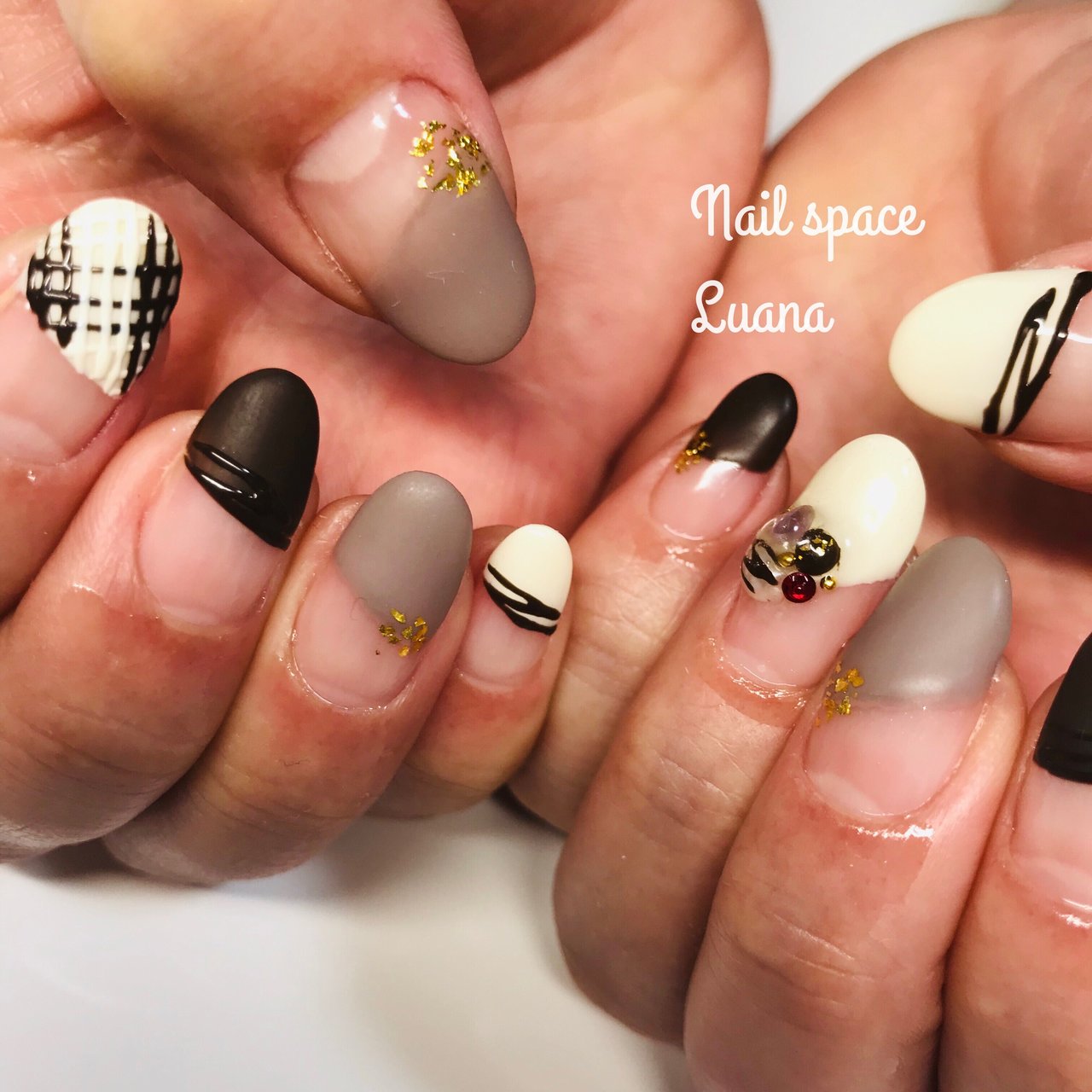 バレンタイン ハンド 変形フレンチ パール ホワイト Nail Space Luanaのネイルデザイン No ネイルブック