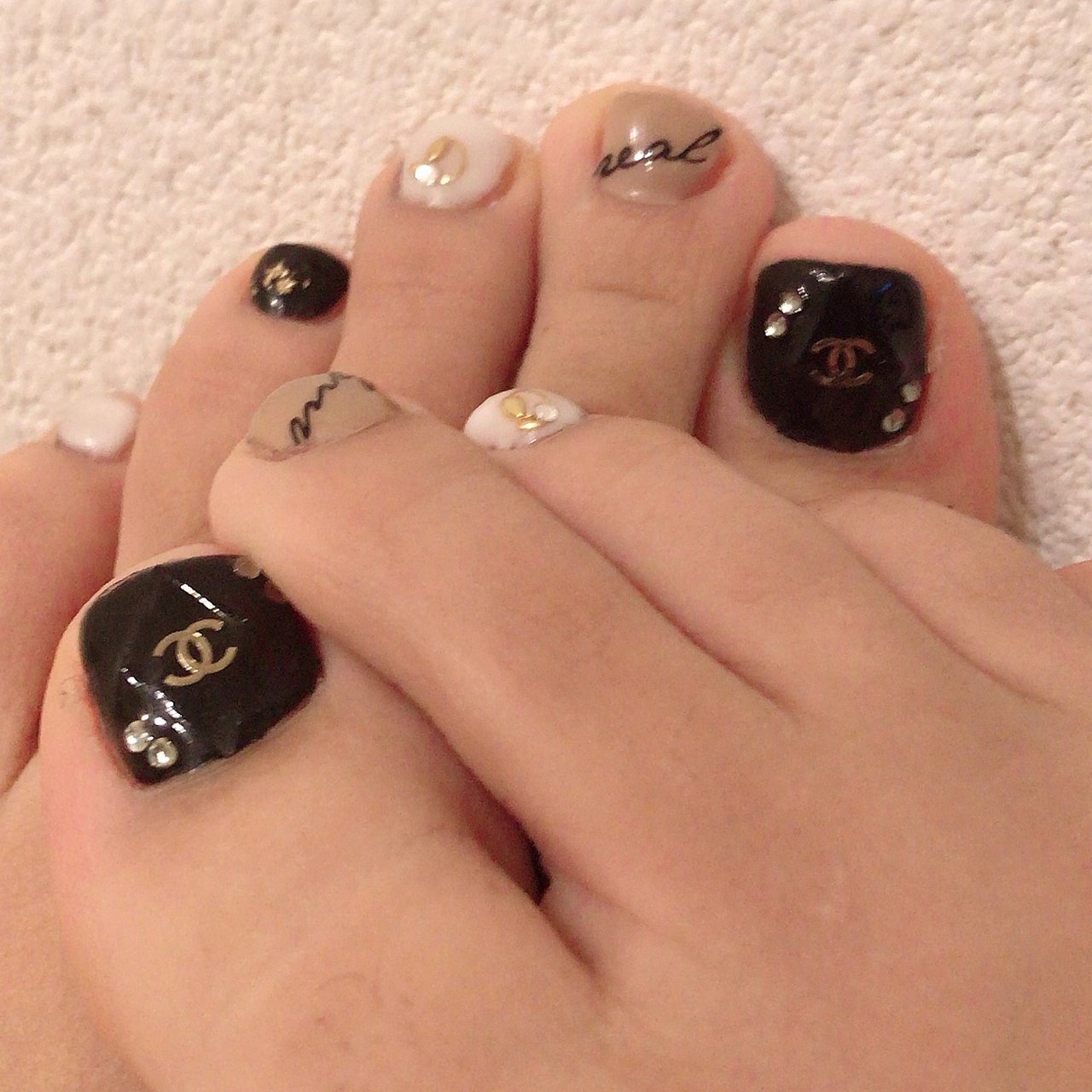 フット シンプル ブランド柄 ホワイト ベージュ Ie のネイルデザイン No ネイルブック