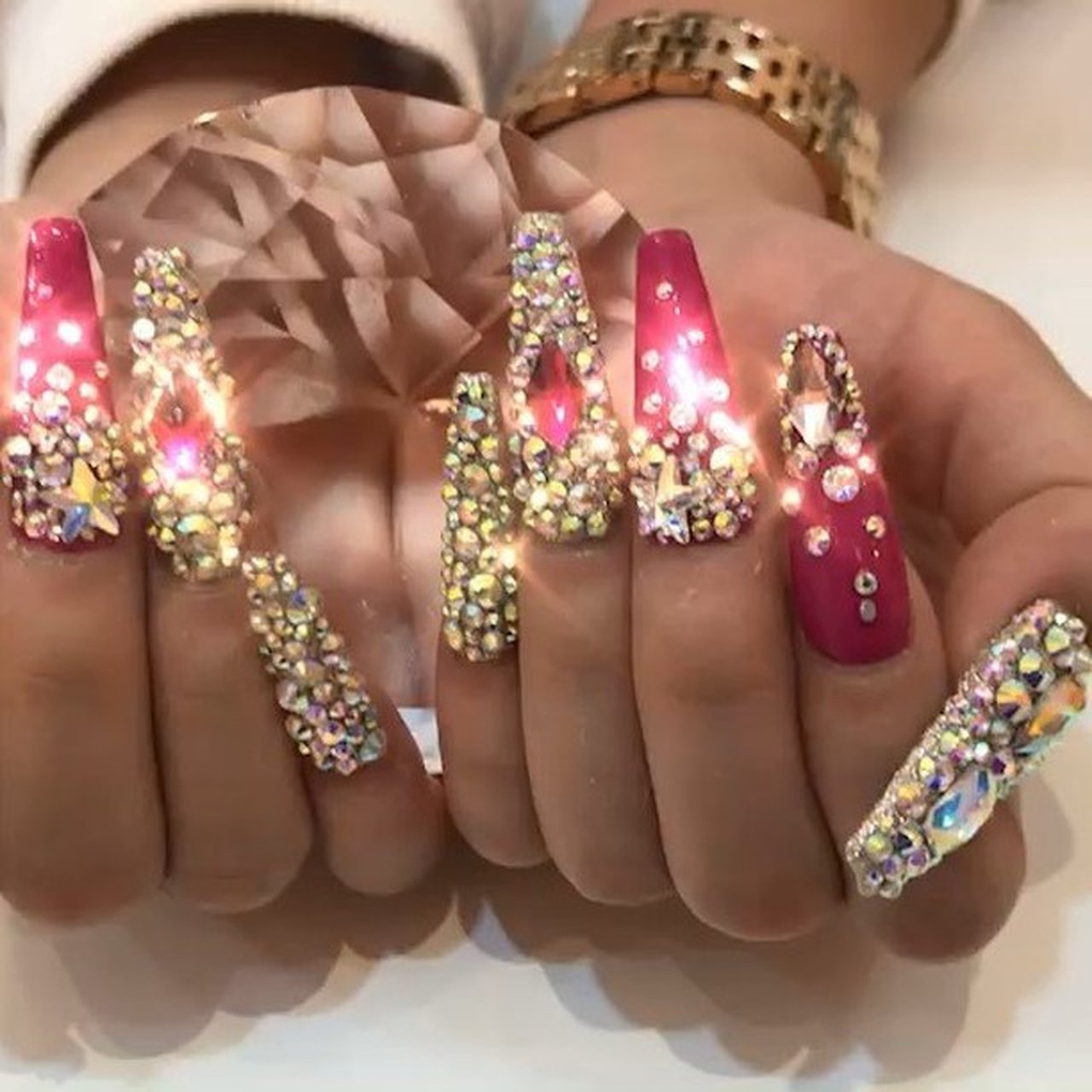 バレンタイン ハンド ビジュー ピンク スカルプチュア Nailsgogo Shibuya Nailsalonのネイルデザイン No ネイルブック