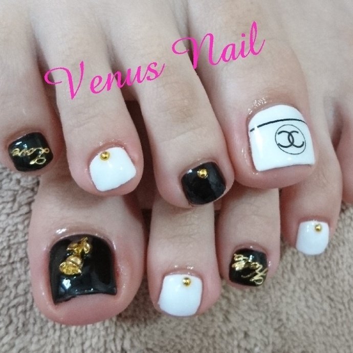 オールシーズン フット ブランド柄 ホワイト ブラック Venusnail ヴィーナスネイル のネイルデザイン No ネイルブック