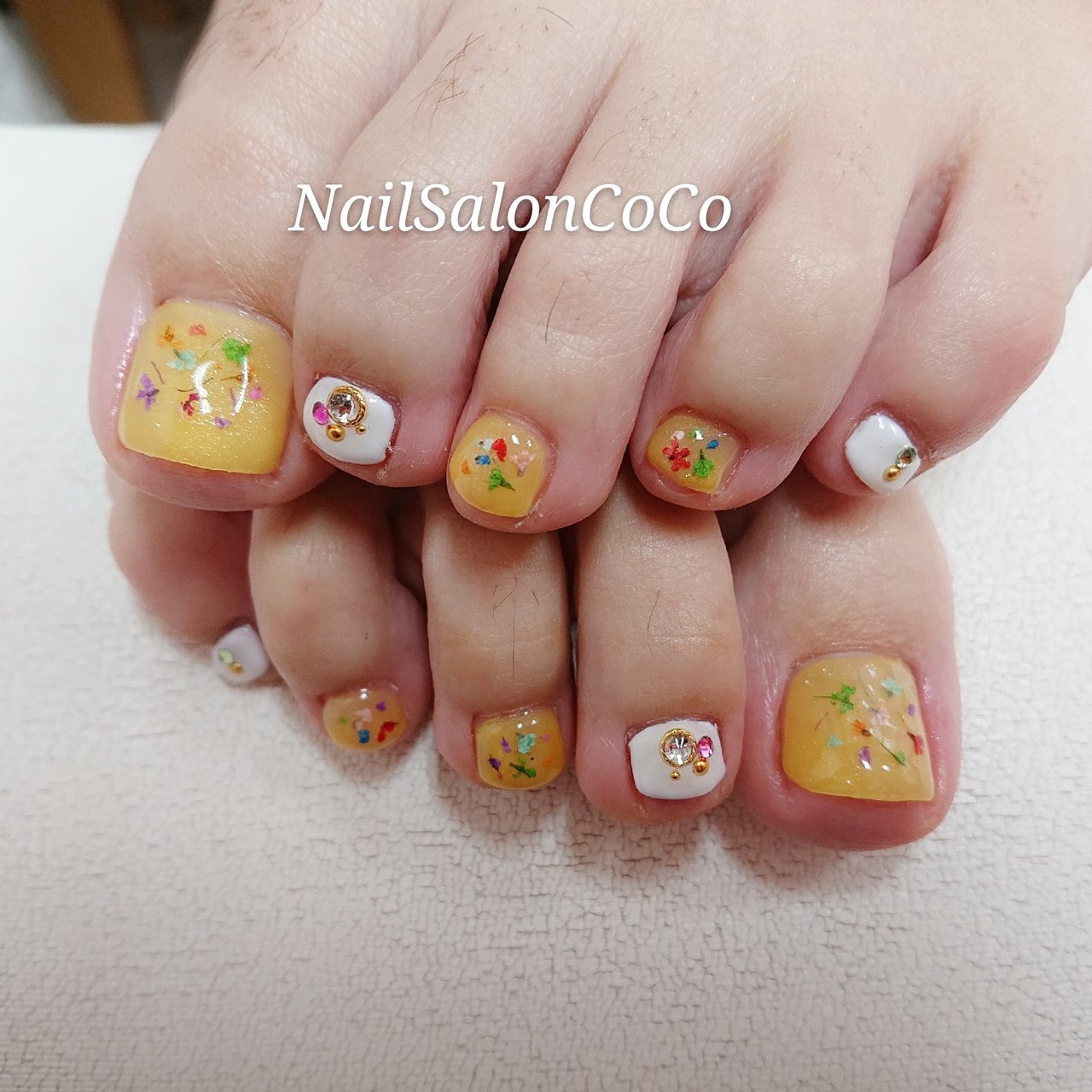 春 フット ワンカラー ビジュー 押し花 Nailsaloncocoのネイルデザイン No ネイルブック