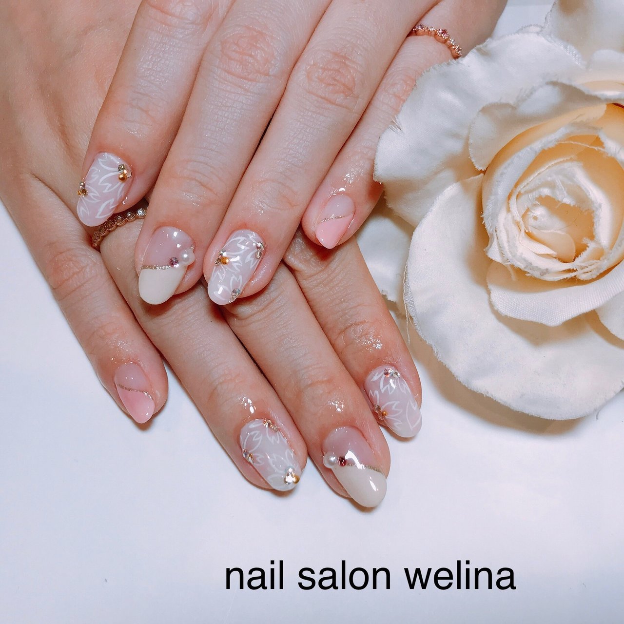 春 ハンド 変形フレンチ フラワー ショート Nailsalonwelinaのネイル