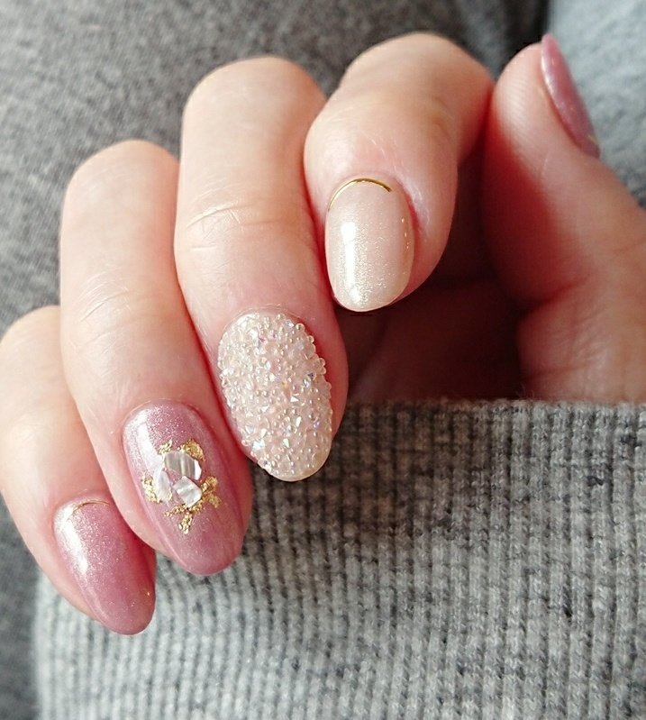 シンプル ワンカラー ビジュー クリスタルピクシー ベージュ Ark Yukiのネイルデザイン No ネイルブック