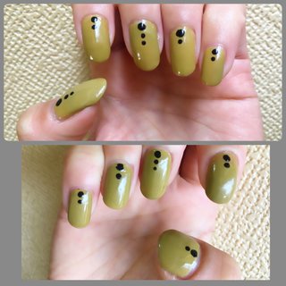 dot nail ベースカラーにmcマニキュア 7542 (3coin)をぬる。
TMマニキュア ブラック(100均)で根元から縦方向にドットペンでドットを描く。
中指と親指(私は右親指の爪が短いので左だけ)は3点。他は2点。
根元側が一番大きいドットで上方向へだんだん小さくなるようにしましました。完成。
#ハンド #からし色 #オールシーズン #ワンカラー #ドット #シンプル #nail #イエロー #秋 #冬 #セルフネイル #マニキュア #バイカラー #ジオメトリック #アースカラー #セルフ #minimal #簡単 #秋色 #ミディアム #秋 #冬 #オールシーズン #ハンド #シンプル #ワンカラー #幾何学模様 #ドット #ミディアム #ブラック #アースカラー #マニキュア #セルフネイル #10305 #ネイルブック