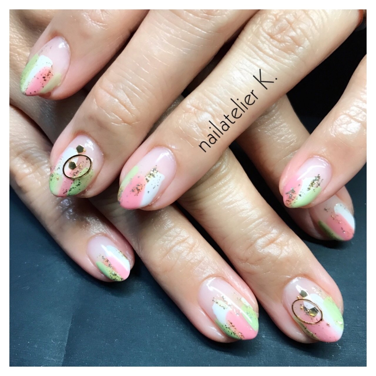 シンプル 変形フレンチ ビジュー ニュアンス ピンク Nailatelier Kのネイルデザイン No ネイルブック