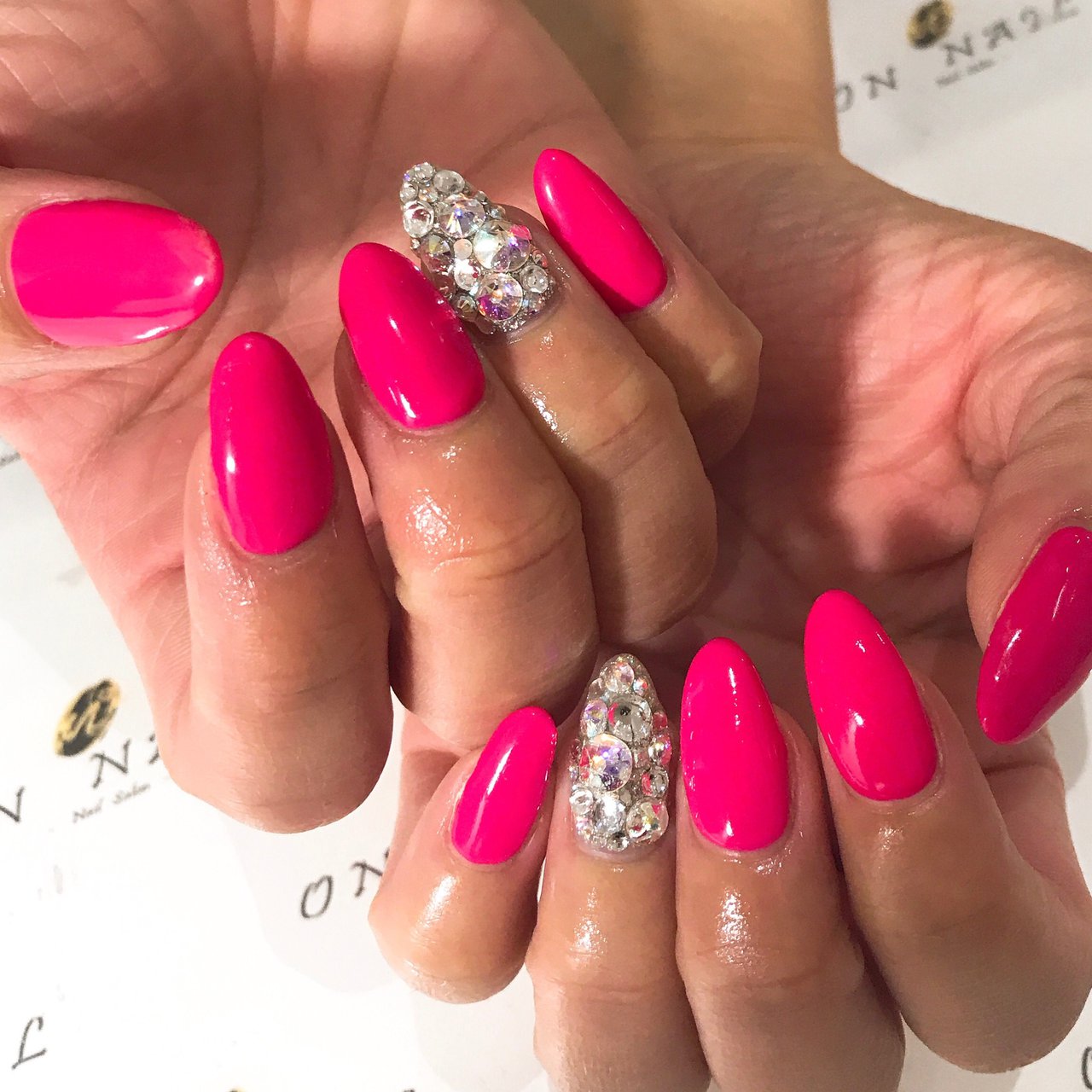 ハンド ワンカラー ピンク ビビッド ジェルネイル Onnail Salonのネイルデザイン No ネイルブック