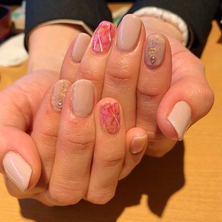 娘ちゃんが卒園式をひかえてるママさん。 今回はベージュをベースに、薬指だけポイントでマーブルリキッド🥴❤️
来月は入学式なので、ピンクをベースにしたネイル楽しみですね🌸
ありがとうございました☺️
．
．
#マーブルリキッド #リキッドネイル #オフィスネイル #卒園式ママネイル #シンプルデザイン
．
土日祝限定(平日相談可)で、横浜市内の出張、自宅、県立大学駅徒歩圏内のサロンで施術します💫
仕事をしていて、子育てもしてるからなかなか1人になれる時間がないという方でも大丈夫です( ᵕᴗᵕ )
DM,LINEからご連絡ください💌
．
#ワンカラーネイル #美容 #gelnails #ジェルネイル #footnail #フットネイル #冬ネイル #横浜市金沢区 #横須賀市 #県立大学駅 #子連れok #出張ネイリスト #フリーネイリスト #ママネイリスト #オールシーズン #卒業式 #オフィス #ハンド #シンプル #ワンカラー #ミディアム #ベージュ #カラフル #ジェルネイル #お客様 #3sknail.* #ネイルブック