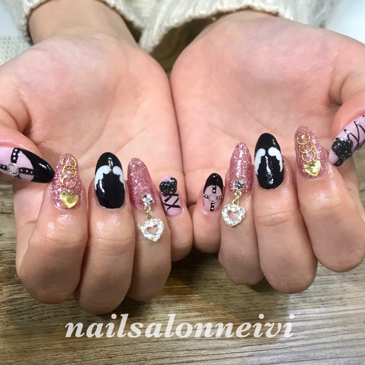 春 オールシーズン ハンド ワンカラー ビジュー Nailsalon Neiviのネイルデザイン No 4050945 ネイルブック