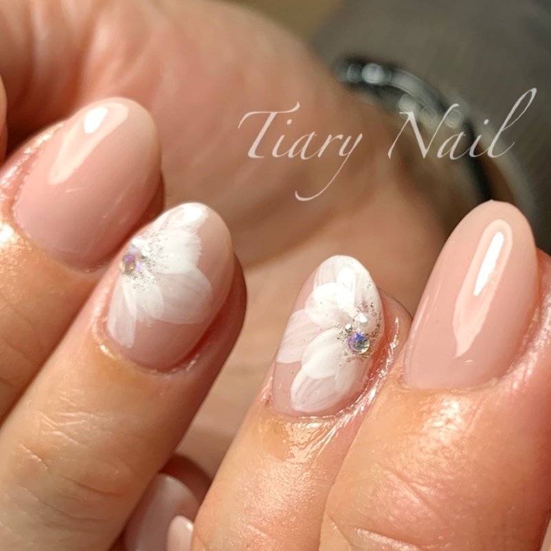 春 オールシーズン 入学式 ブライダル ホワイト Tiarynail ティアリーネイルのネイルデザイン No ネイルブック