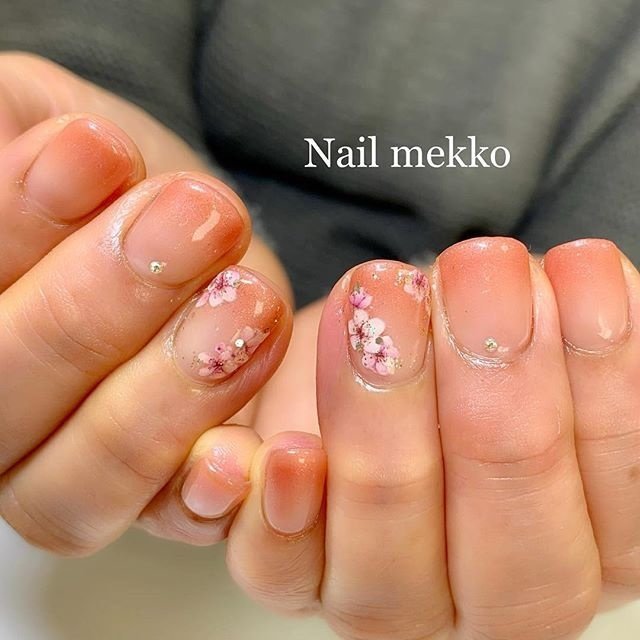 シンプル グラデーション ラメ ビジュー フラワー Nail Mekkoのネイルデザイン No ネイルブック