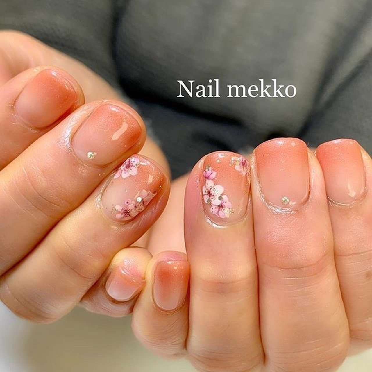 シンプル グラデーション ビジュー ラメ フラワー Nail Mekkoのネイルデザイン No ネイルブック