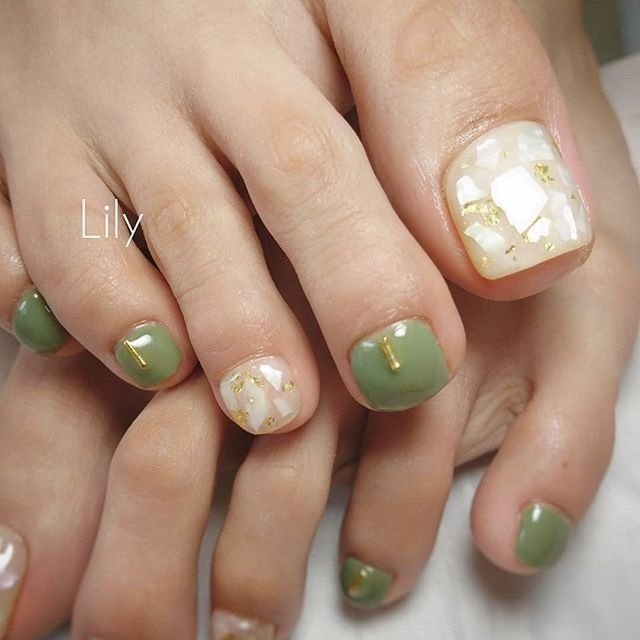 オールシーズン フット ワンカラー ビジュー シェル Nails Lily ネイルズリリィのネイルデザイン No ネイルブック