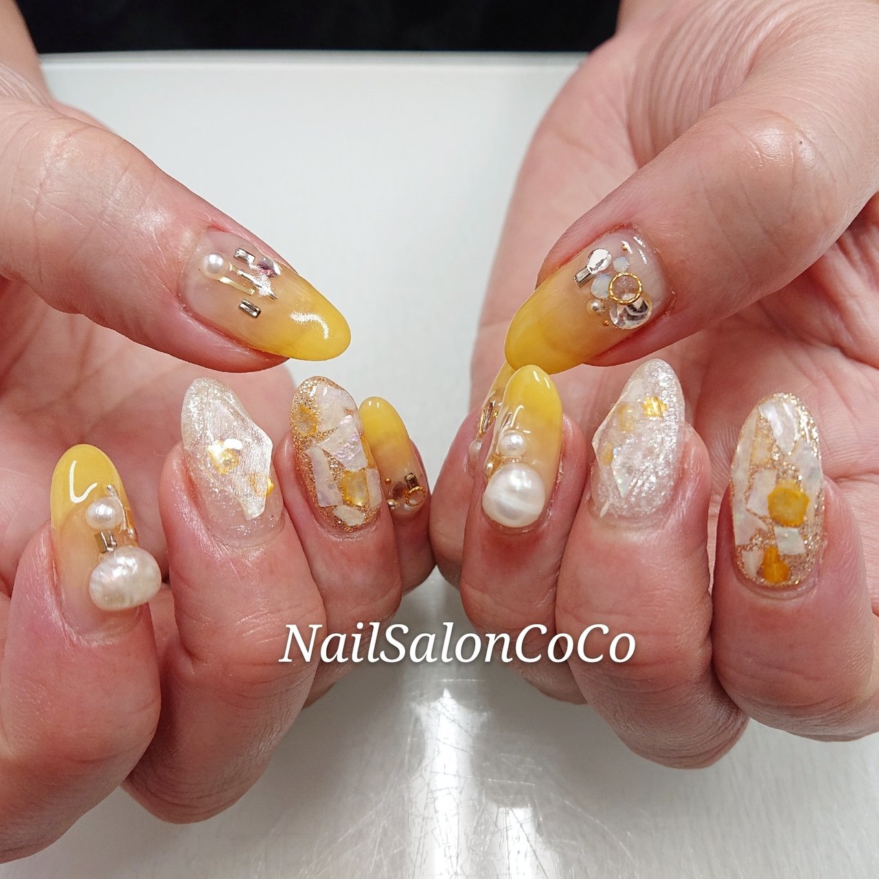 春 入学式 ハンド グラデーション ビジュー Nailsaloncocoのネイル
