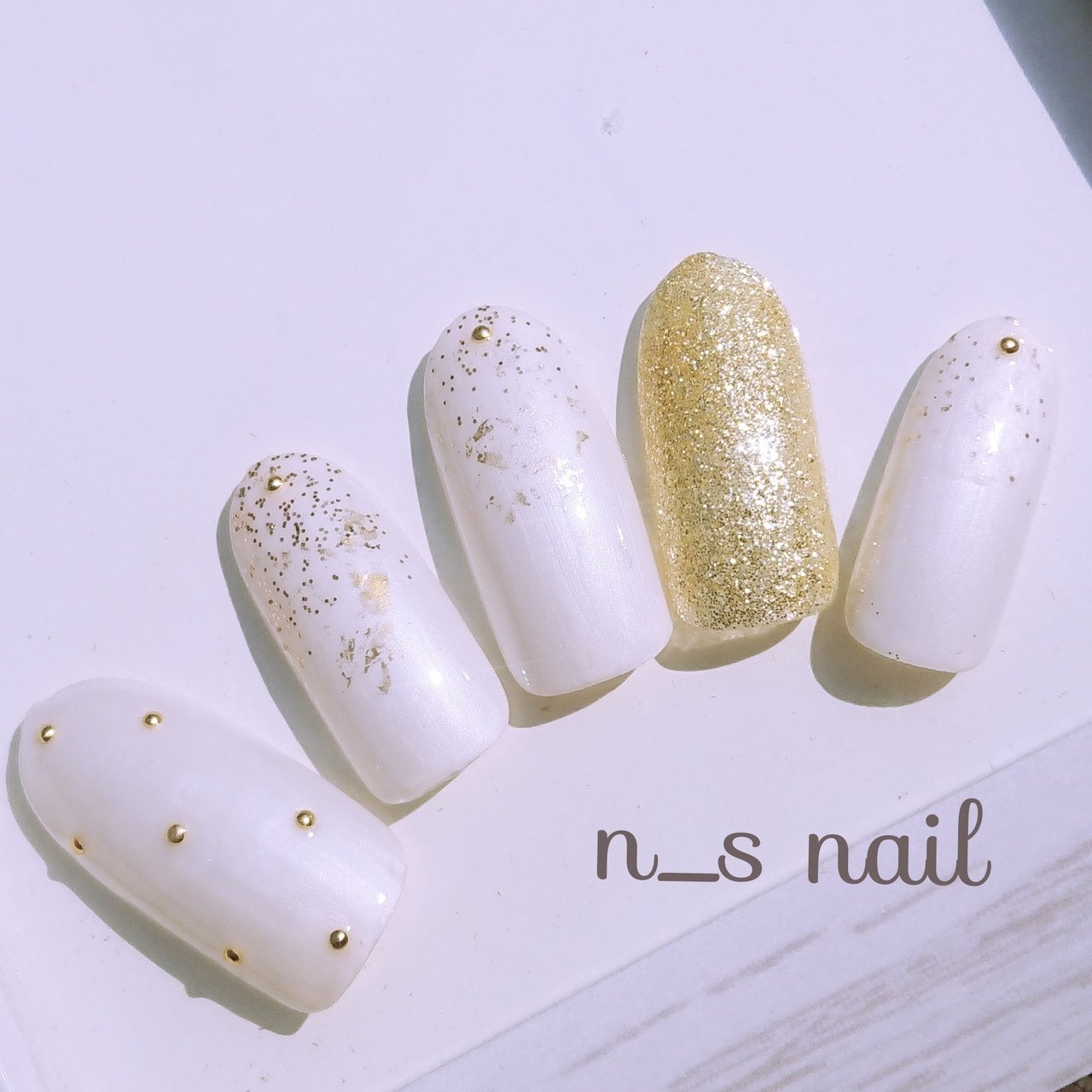 ハンド シンプル ラメ ホワイト ゴールド N S Nailのネイルデザイン No ネイルブック